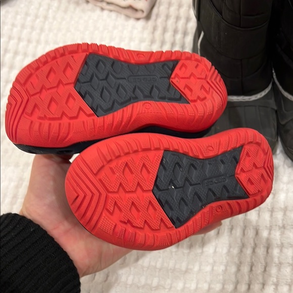 Lot of toddler boots and crocs size 7 - Picture 5 of 6